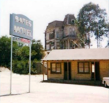 Psycho House and Motel bz Wikimedia Commons