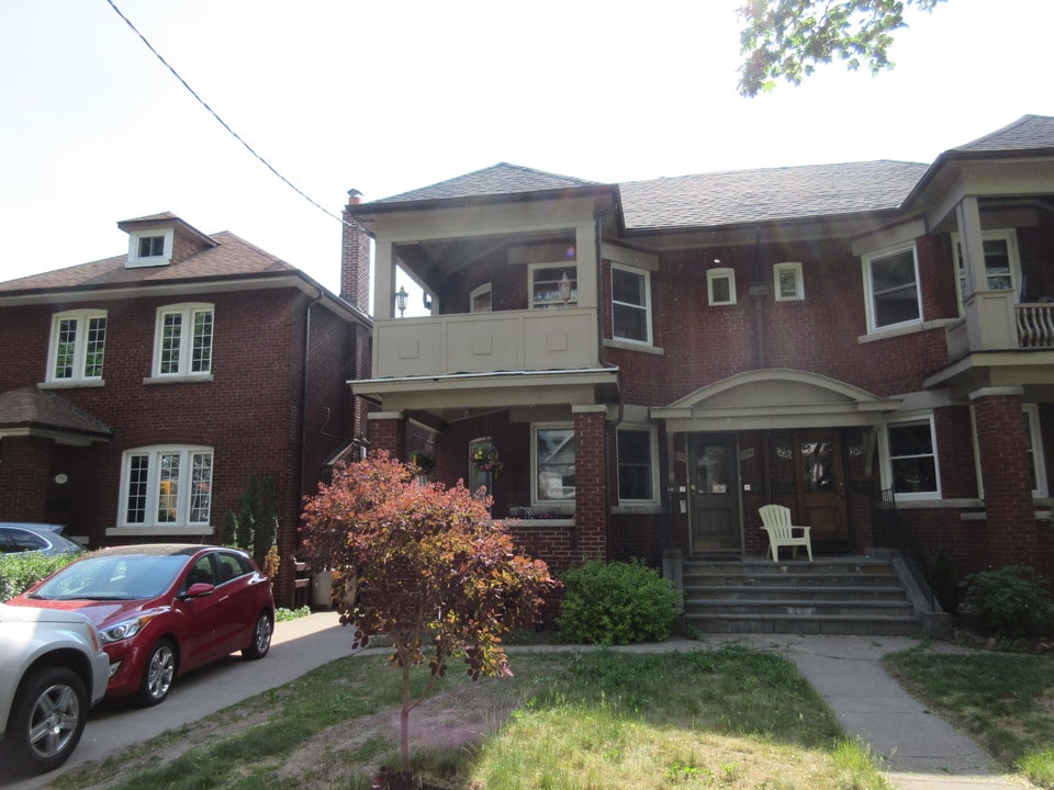 Detached house in Davisville Village sells for 161,100 over asking price