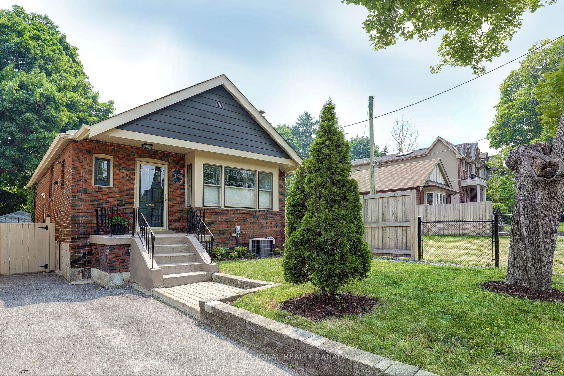 19 Southvale Dr - Toronto C11 - Leaside