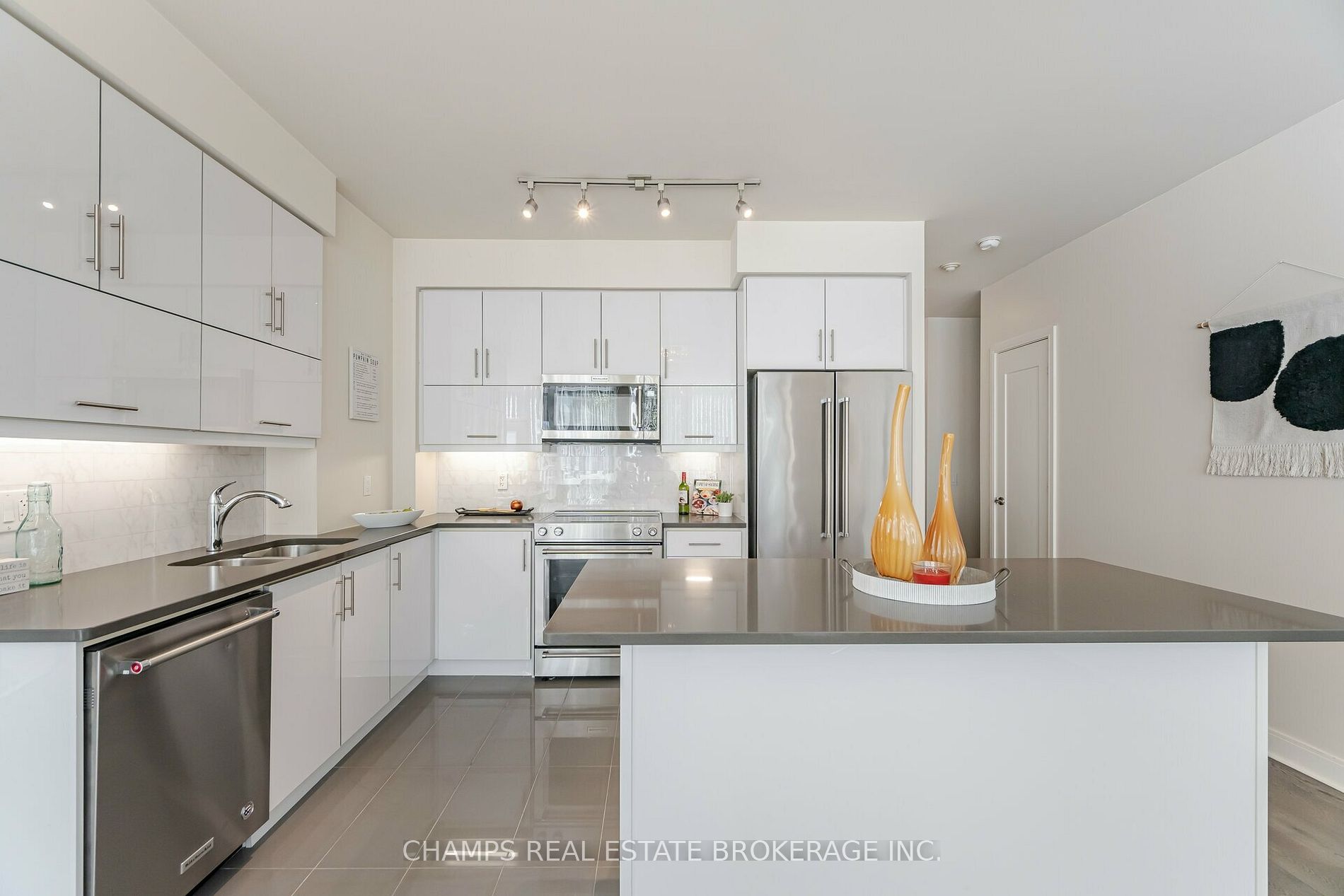 825 Church St #105 - Toronto C09 - Rosedale-Moore Park