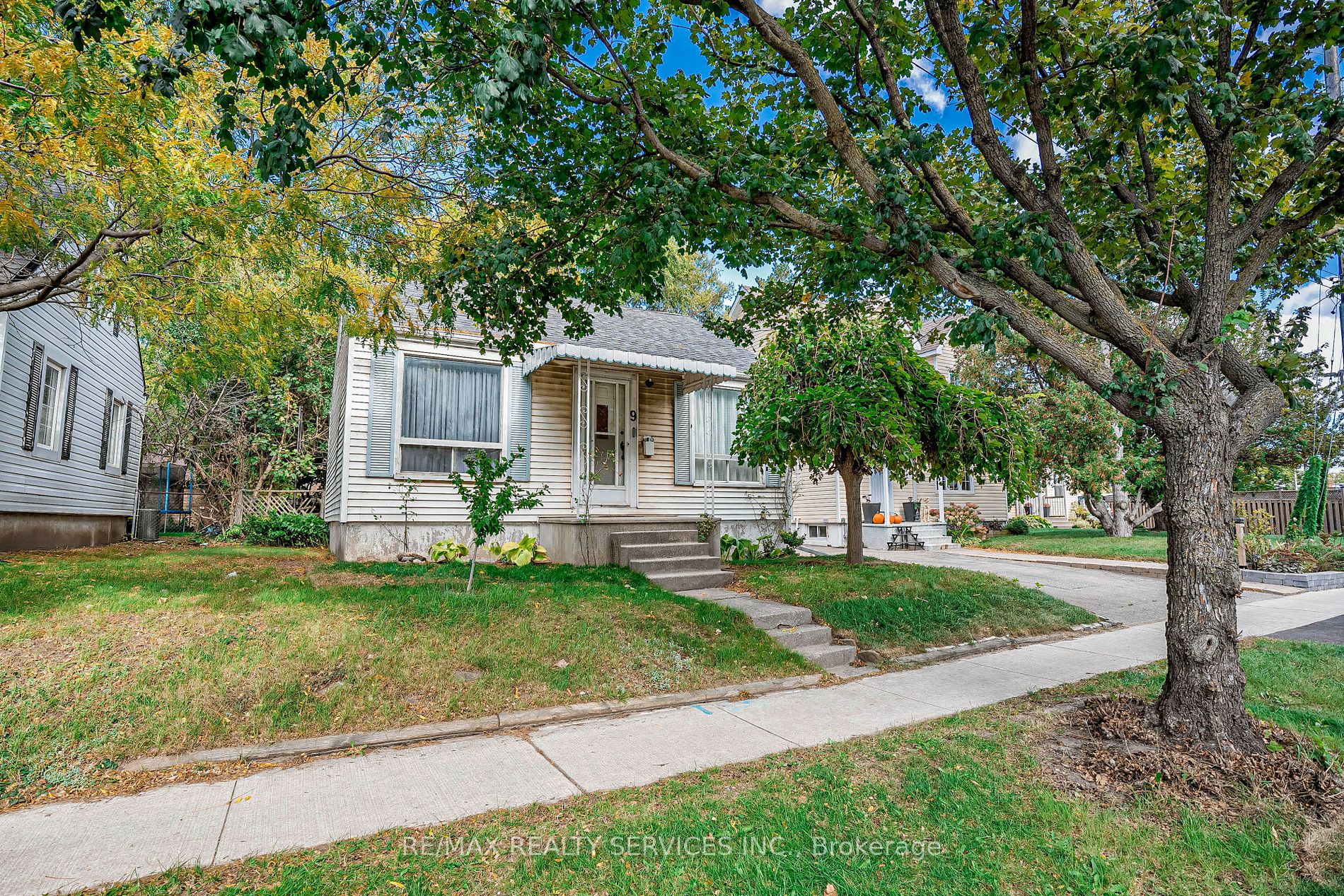9 Avon Park Dr - Toronto W07 - Stonegate-Queensway