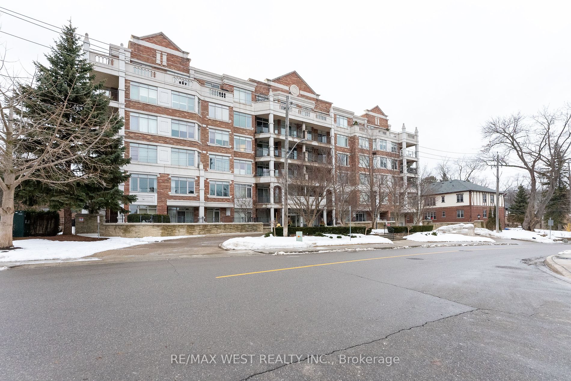 12 Old Mill Tr #303 - Toronto W08 - Kingsway South
