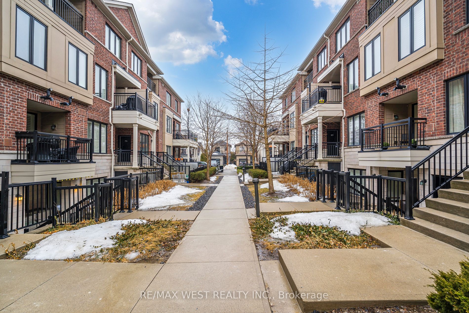 40 Carnation Ave #113 - Toronto W06 - Long Branch