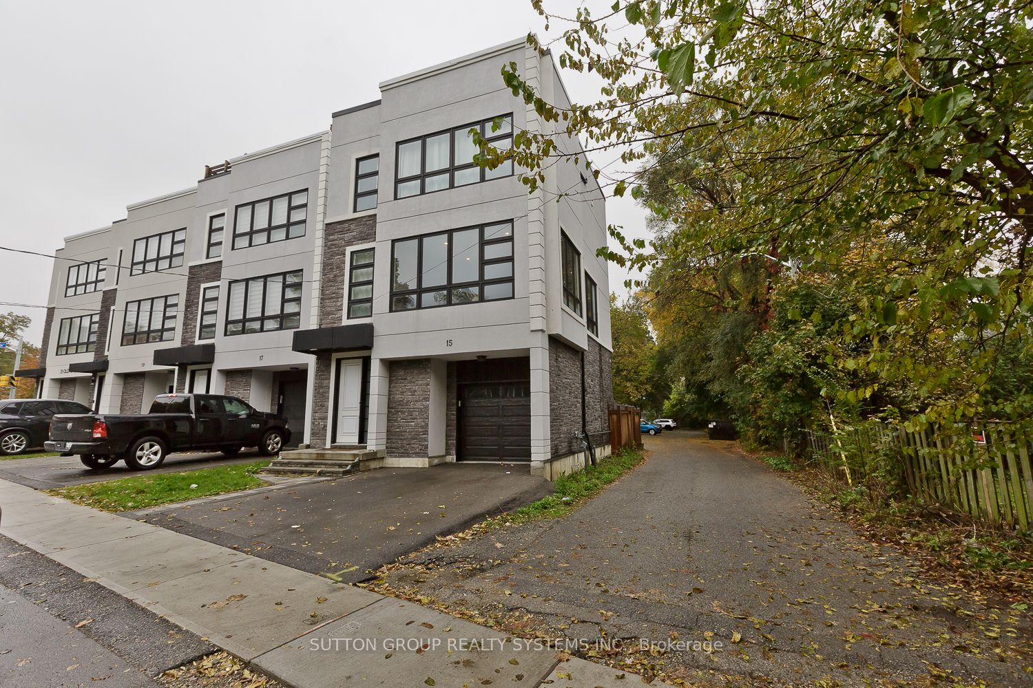 15 Old Oak Dr - Toronto W08 - Kingsway South