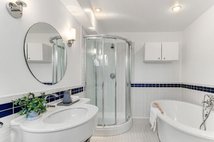 44webormls44_002_bathroom