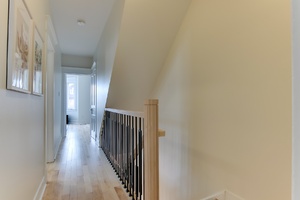 031_upper hallway